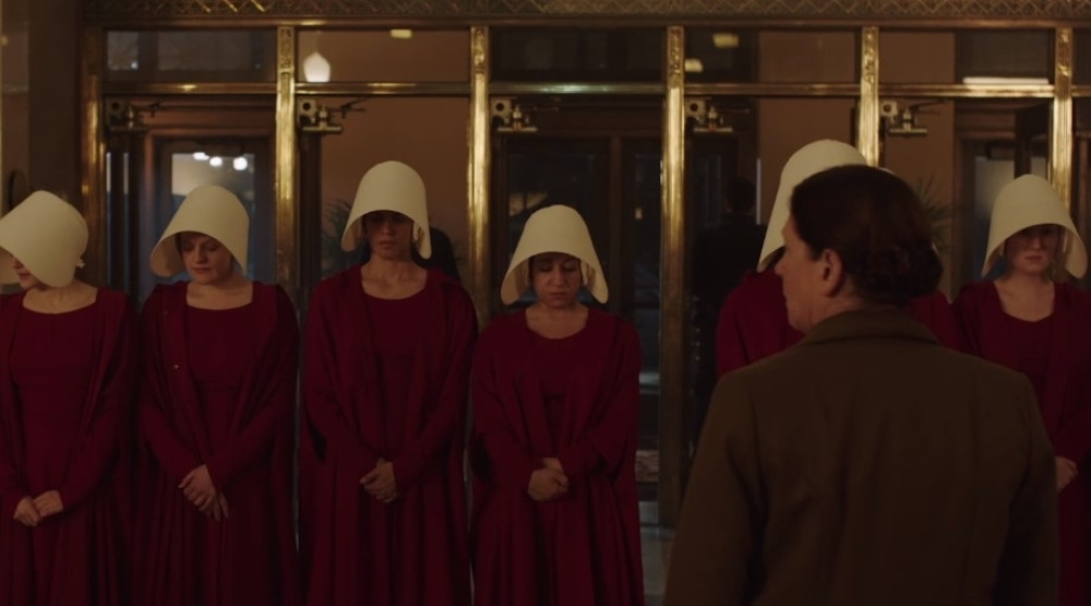 U "Sluškinjinoj priči" igra i jedna SRPKINJA! Ninu ste GLEDALI, a niste znali da je to ONA! Kada skine kostim izgleda potpuno drugačije!