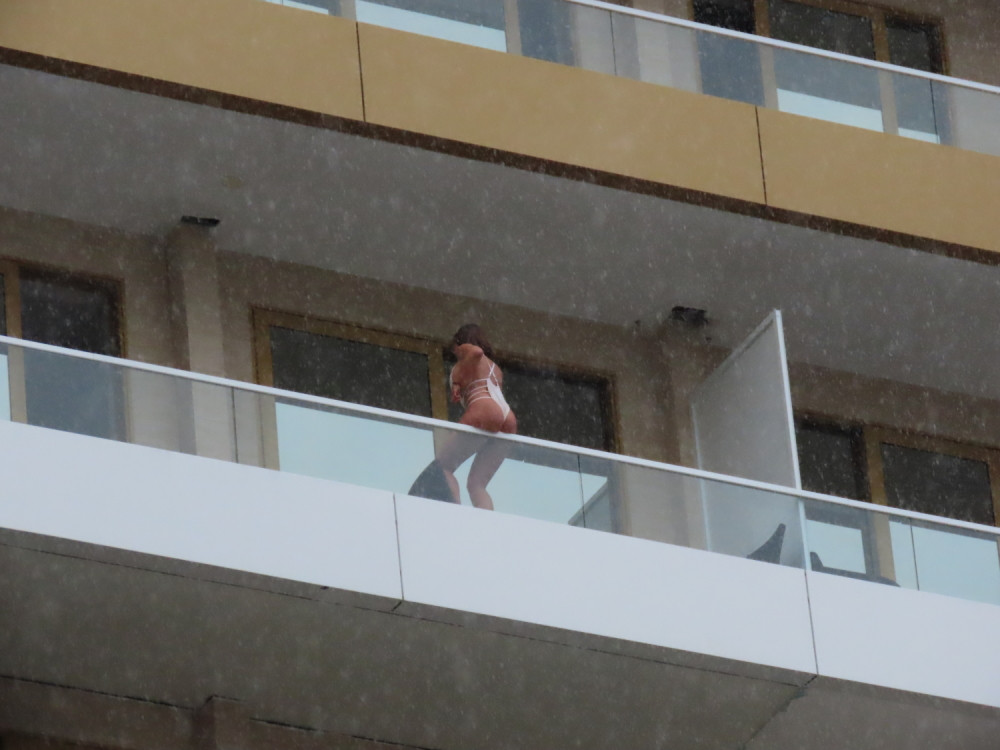 Zadrugarka u hotelu visila sa 7. sprata! (FOTO)