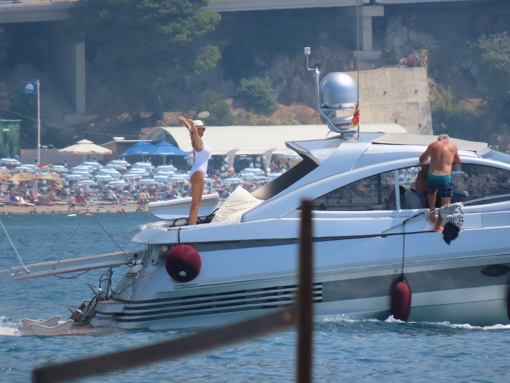 Lepa Brena pleni izgledom na Crnogorskom primorju, ali Bobu Živojinovića NIKADA NE BISTE PREPOZNALI! (FOTO)