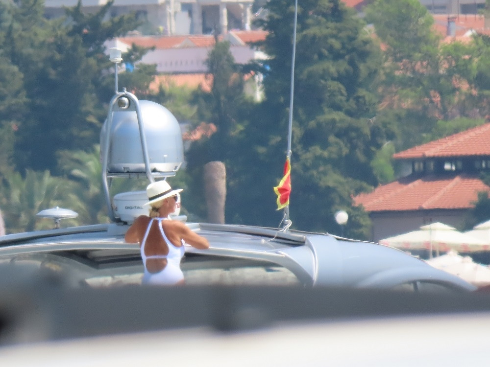 Lepa Brena u belom kupaćem raširila noge da se osunča, a onda u 58. godini uradila ZAPANJUJUĆU STVAR!