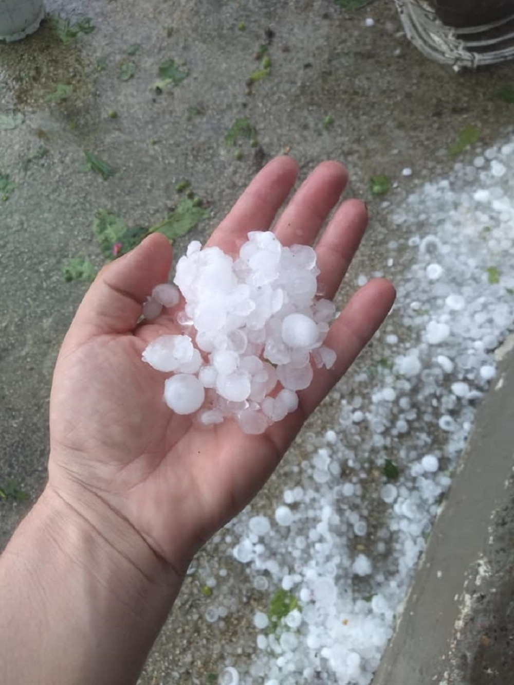 Sa neba padali komadi veličine oraha kao da je sred leta! (FOTO)