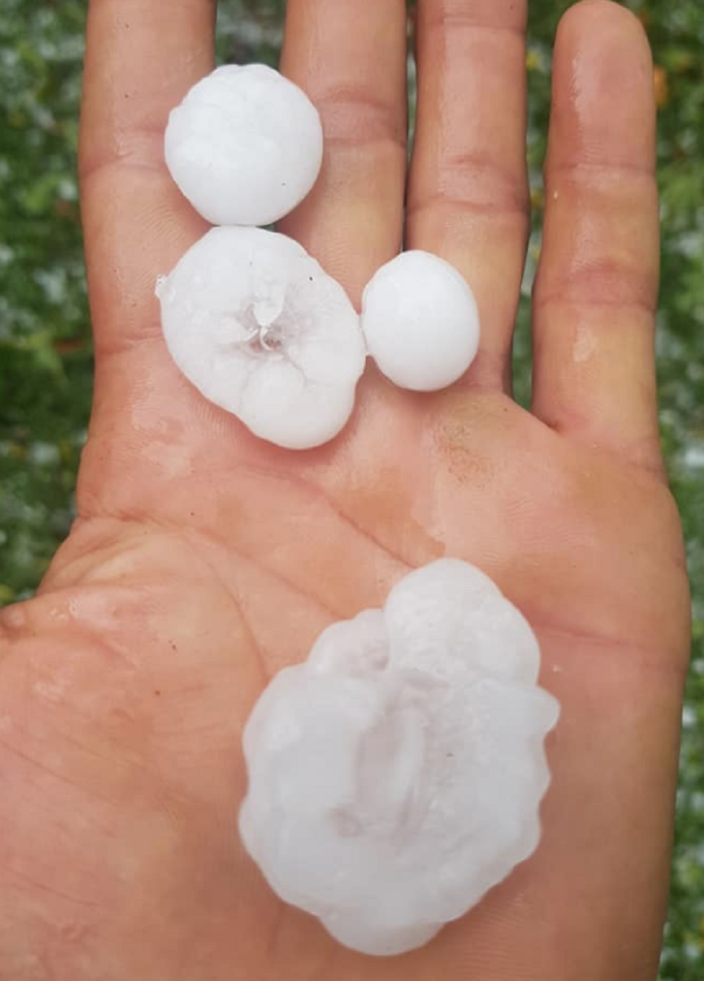 S neba padale gromade veličine oraha, čak se zabeleo i vrh planine! Nevreme jurca i ka Beogradu, ali će udariti tek u toku noći!