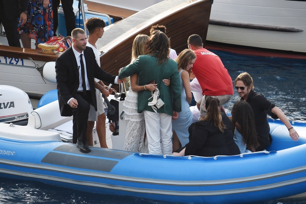 Luksuzna svadba na ostrvu Kapri! Lepotica kojoj se svi dive se venčava za 17 godina mlađeg, a evo kako su se obukli! (FOTO)