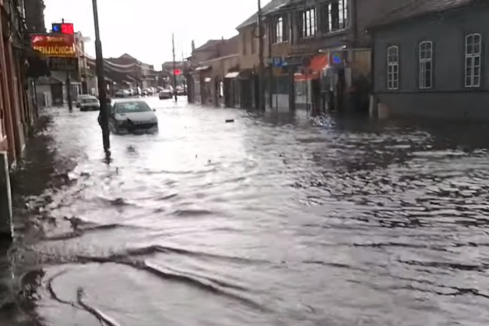Vetar čupao stabla, gromovi udarali u kuće, ima POVREĐENIH! Voda se slivala ulicama! (VIDEO)