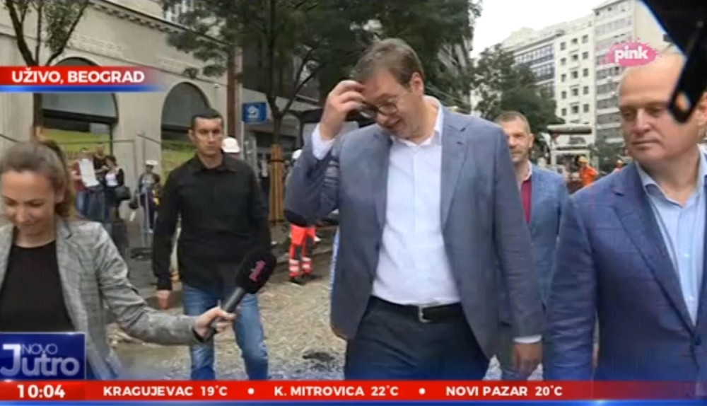 Ugledao grupu turista, krenuo da im maše pa im se obratio! Nasmejao sve odreda!