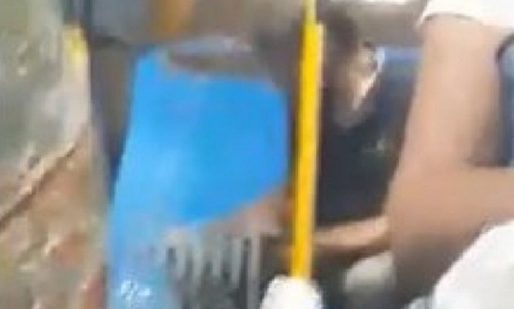 Mladić u prepunom autobusu na LINIJI 56 učinio JEZIVU STVAR naočigled svih putnika! Ljudi RASKOLAČILI oči u čudu (VIDEO)