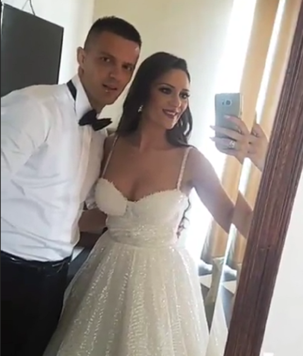 Srpska pevačica se UDALA za fudbalera! Venčanica sva u šljokicama, a mladin DEKOLTE nikad veći (FOTO)