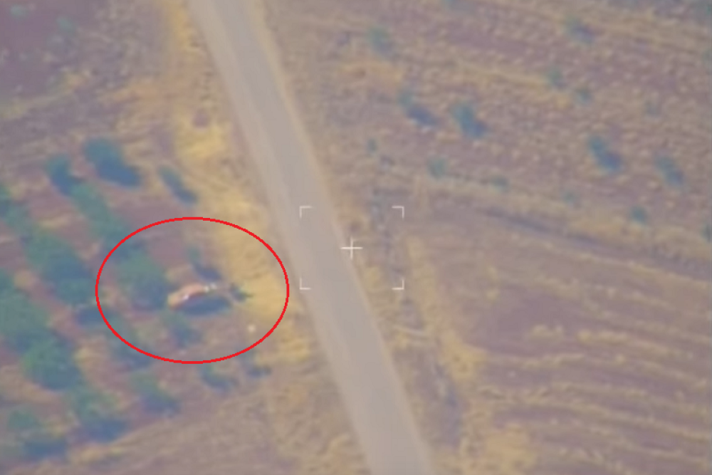 Snimak da se slediš! Rusi pretvorili pikap džihadista u dugmiće! Ovako prolazi svako ko se kači sa baćuškama! (VIDEO)