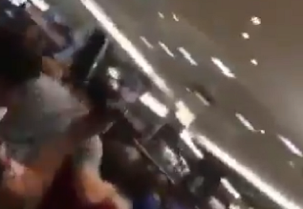 Ranjeni na sve strane! Najmanje 18 povređeno! Napadači NEMILOSRDNO rešetaju! PANIKA JE OGROMNA, ljudi izbezumljeno beže! (VIDEO)