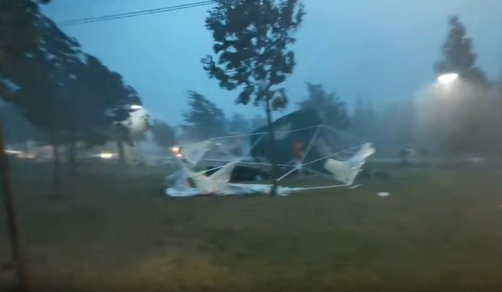 Ko se nije sklonio, na svojoj koži je osetio nemilosrdne URAGANSKE bičeve! Olujne udarce pamtiće dok su živi! Jezivi snimci iz Kruševca! (VIDEO)