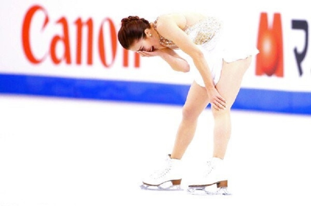 Počeo je da me ljubi po vrati i ZAVUKAO MI JE RUKE U GAĆICE, legao je na mene i u tom trenutku sam se skamenila! (VIDEO)