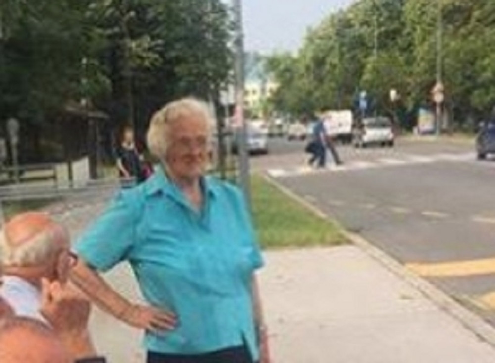 Baka stoji na stanici i čeka autobus, a na klupi pored nje - BRUKA i SRAMOTA! Fotografija koju svi treba da vide! (FOTO)