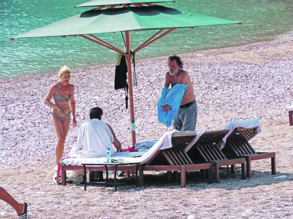 Srpski političar uživa na NAJSKUPLJOJ PLAŽI, ležaljke plaća 150 EVRA DNEVNO! (FOTO)