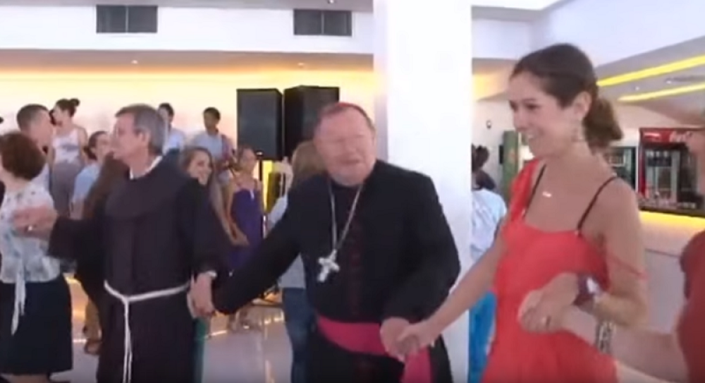 Na svadbi krenulo UŽIČKO KOLO, a onda su uleteli KATOLIČKI SVEŠTENICI u mantijama, nastalo je opšti haos! (VIDEO)