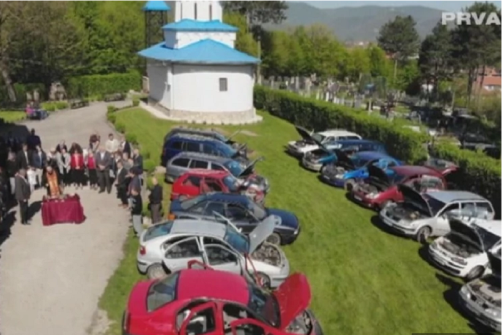Sveštenik SPC osveštava automobile, ali se onda saznalo da se iza ove priče krije HUMANOST! (FOTO)