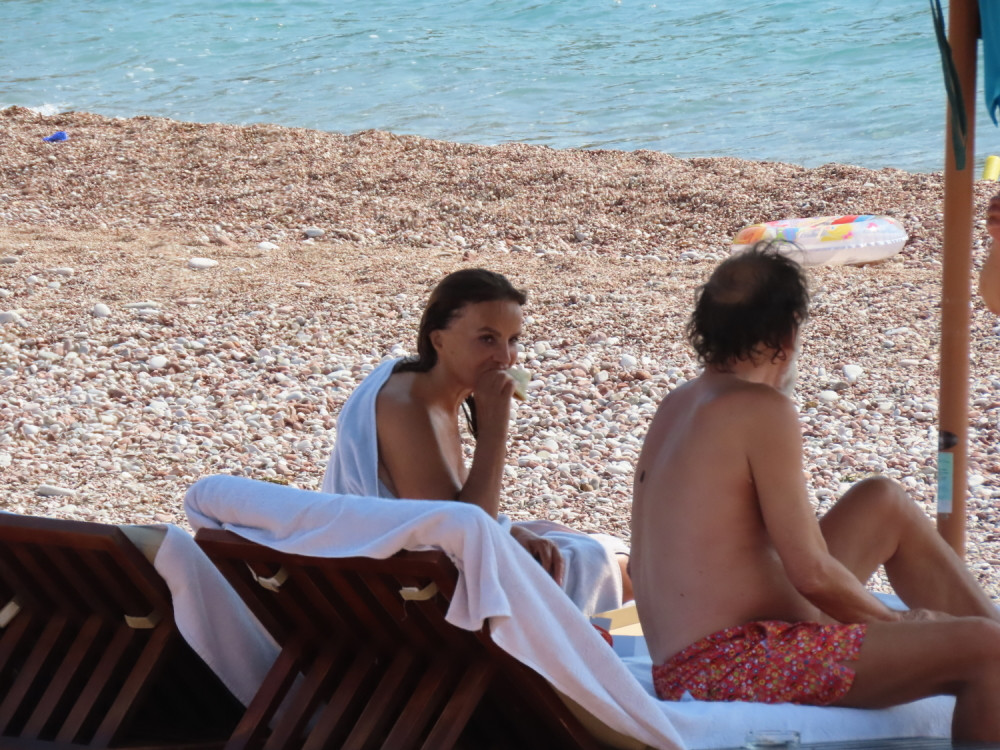Na Kraljevoj plaži jedu picu i vole se, a pravo je ČUDO kako Dana sa 73 godine izgleda u BIKINIJU! (FOTO)