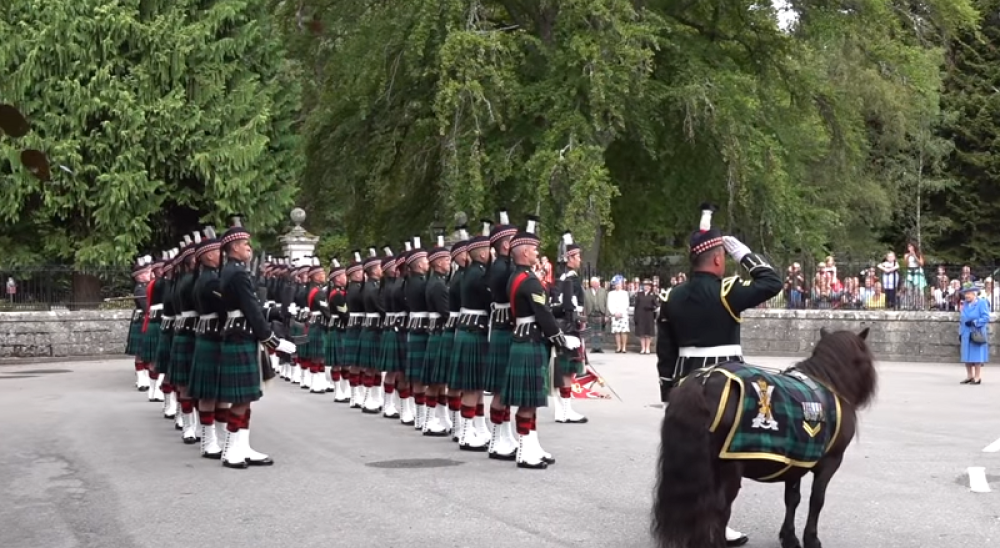 Gardisti se postrojili, Čarls, Kamila, kraljica majka, gomila naroda, a onda je nastao MUK! Vojnici gutali knedle, pa morali da urade nešto GADNO! (VIDEO)