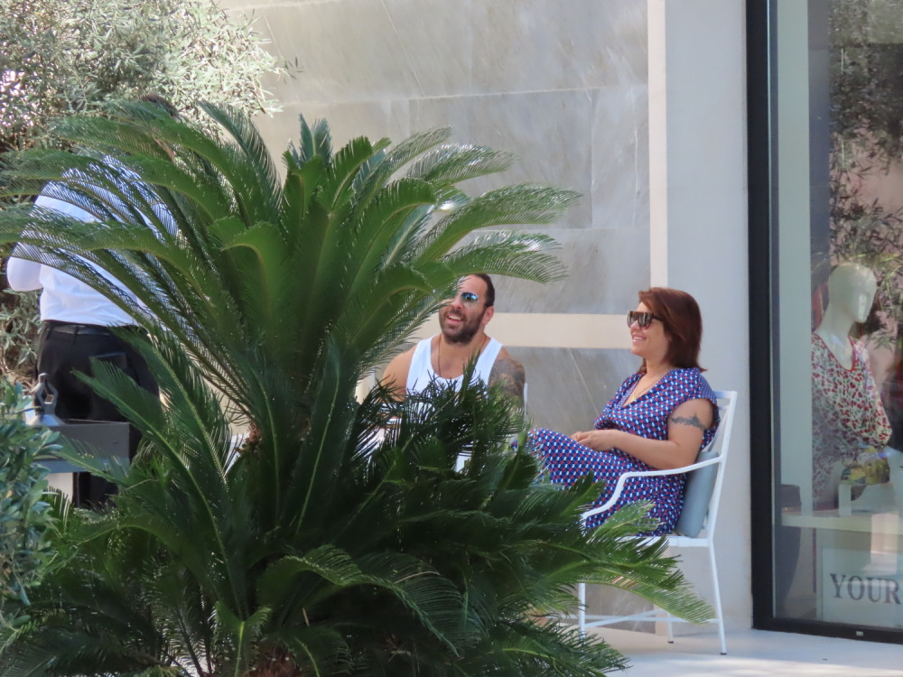 Trudna Seka Aleksić uhvaćena na crnogorskom primorju! Sa Veljkom boravi u NAJSKUPLJEM HOTELU, evo šta tamo rade! (FOTO)