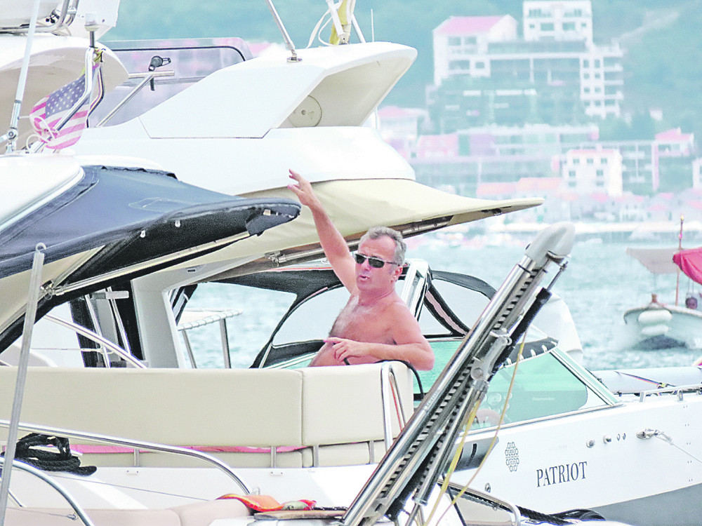 Dejan Savićević uslikan na svojoj jahti! Dok je čekao da mu se žena presvuče radio nešto NEKULTURNO!