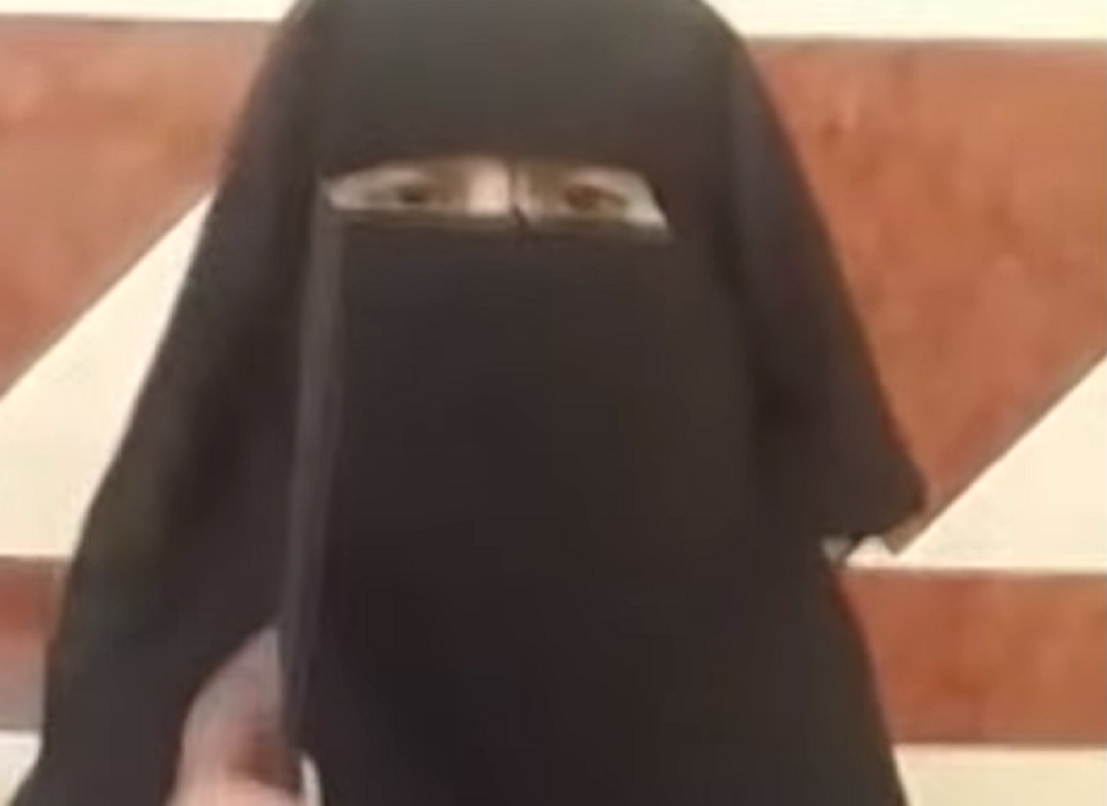 Devojčica TERORISTA sa nožem u ruci, prekrivena crnim nikabom, monstruozno odseca glavu! (UZNEMIRUJUĆI VIDEO)