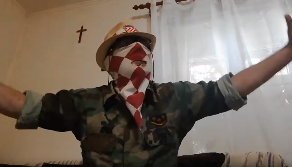 Zamaskiran ŠAHOVNICOM zbijao šale na račun velike srpske tragedije! Udario na Pupovca, Štrpca, Miloševića... Oluja je za njega TRAKTORIJADA!  (VIDEO)