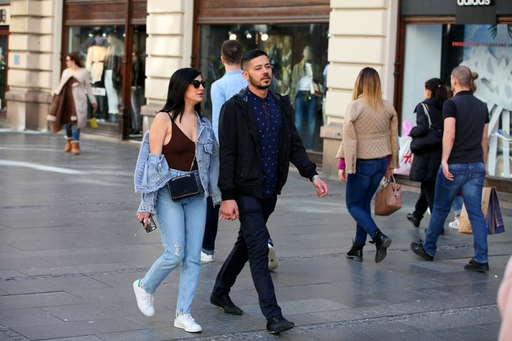 Ovo ističu mnoge prodavnice, ali se krije prevara: Leto je, ne mogu se prodavati bunde i jakne!