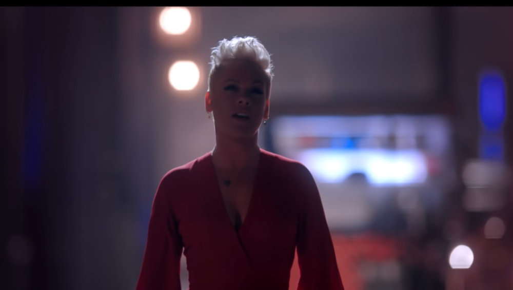 Pevačica Pink se oglasila iz bolničke postelje i otkrila šta joj se desilo (FOTO)