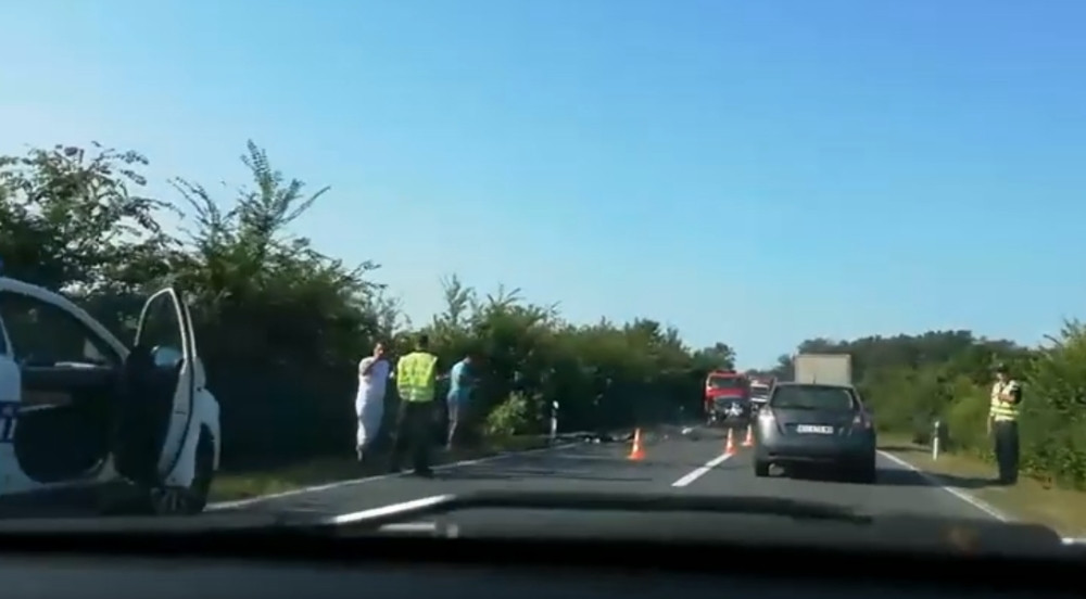 Vatrogasci seku lim da dođu do povređenih, Hitna vozi ljude za Beograd! (UZNEMIRUJUĆI VIDEO)