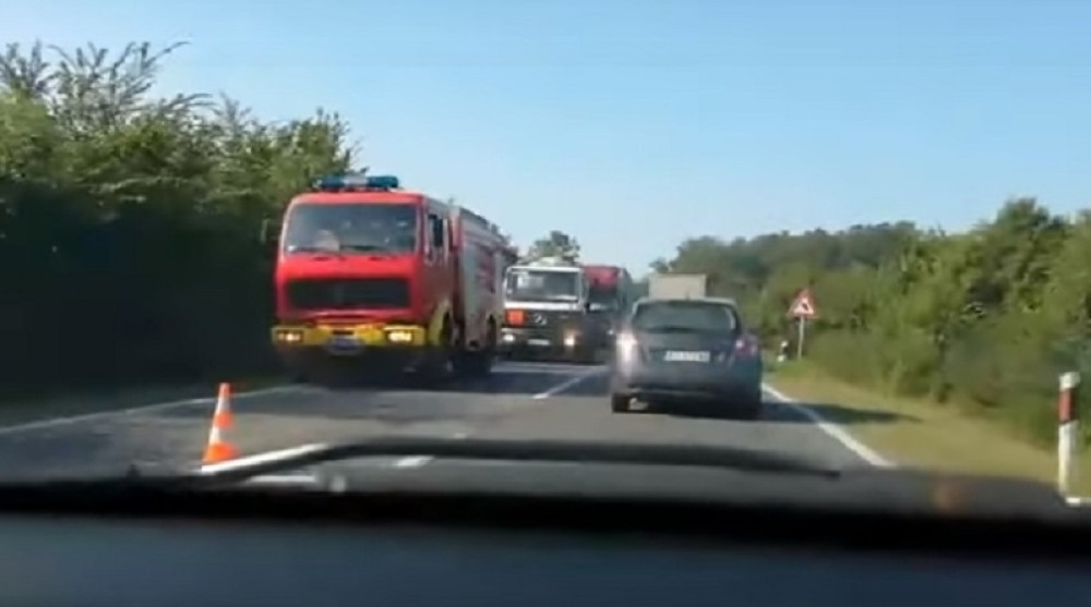 VATROGASCI VADE LJUDE iz havarisanih vozila! Ne zna se tačno koliko ima povređenih!