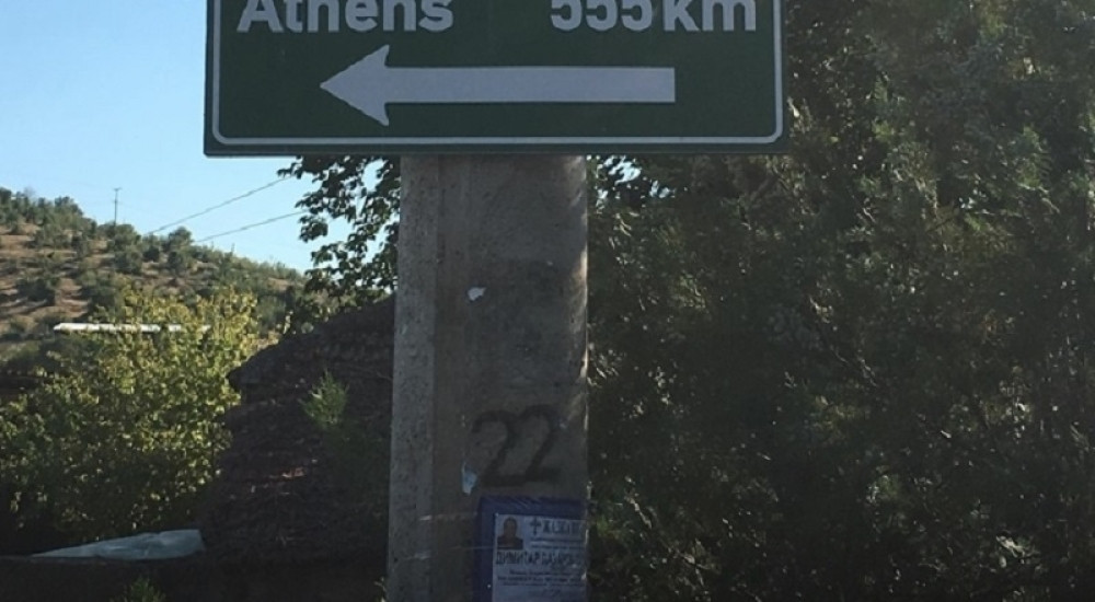 U jednom malom mestu nalazi se TABLA sa neobičnim natpisom vezanim za Srbiju - piše Atina 555 km, a iznad - ŠOK ZA PUTNIKE!