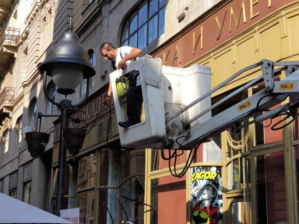 Vlasnici lokala dizali KOCKE i postavljali nelegalne kablove!