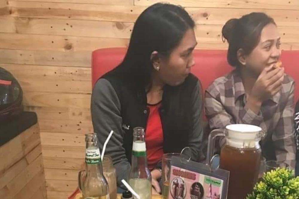 Društvene mreže se USIJALE zbog ove fotografije! Tajno se dodiruju, a kad vidite kako... (FOTO)