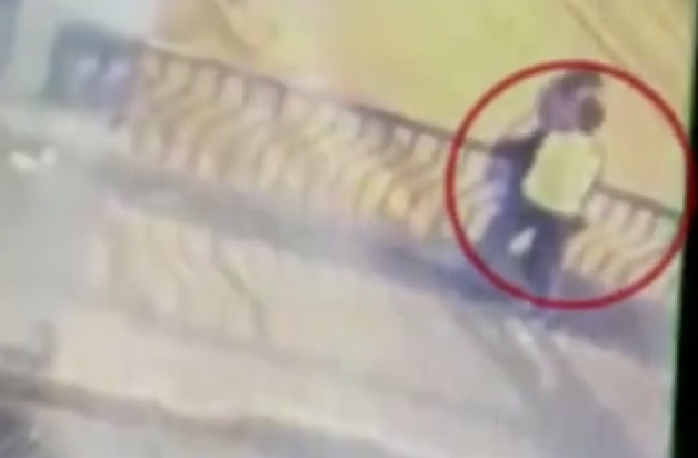 Grlili se i ljubili strasno, devojka izgubila ravnotežu! Kamere zabeležile sav užas (VIDEO)