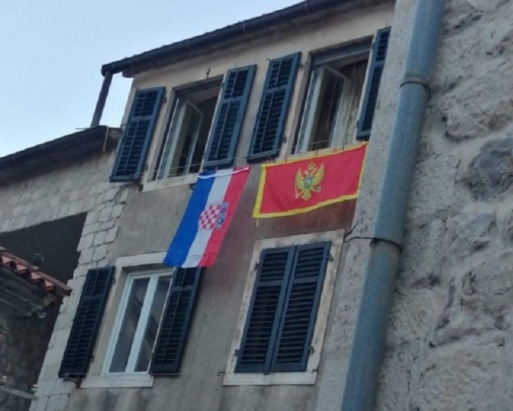 Sestra profesora razvila zastavu na štrik, slavila je ZAJEDNO SA KOLINDOM! (FOTO)