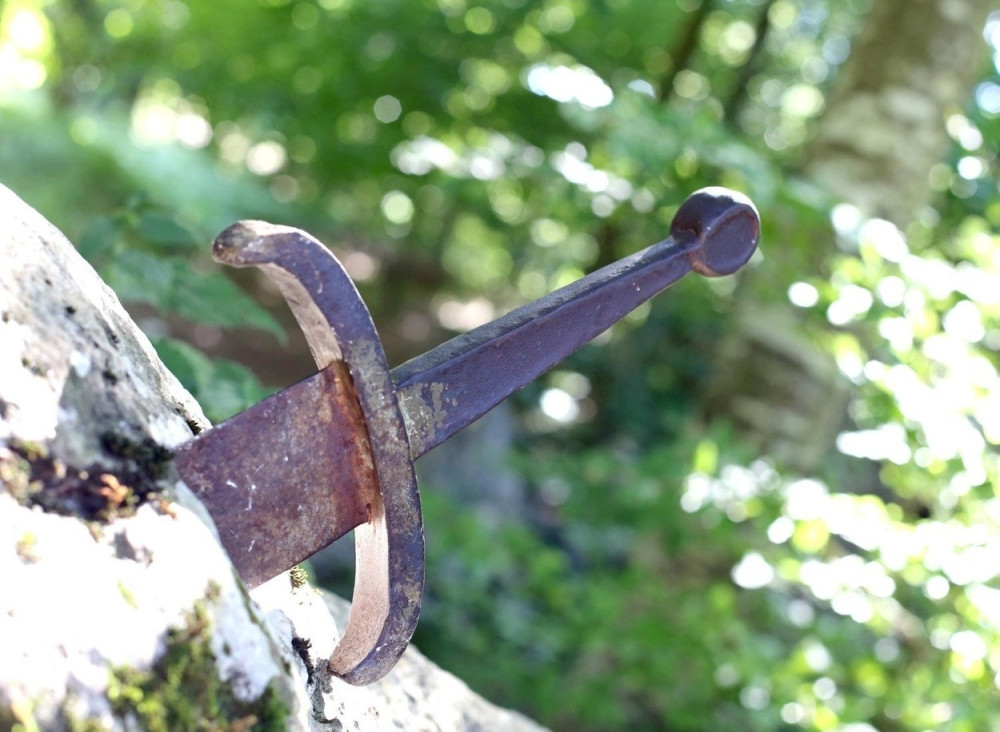 U Vrbasu pronađen mač - u kamenu! Arheolozi utvrdili da datira iz srednjeg veka