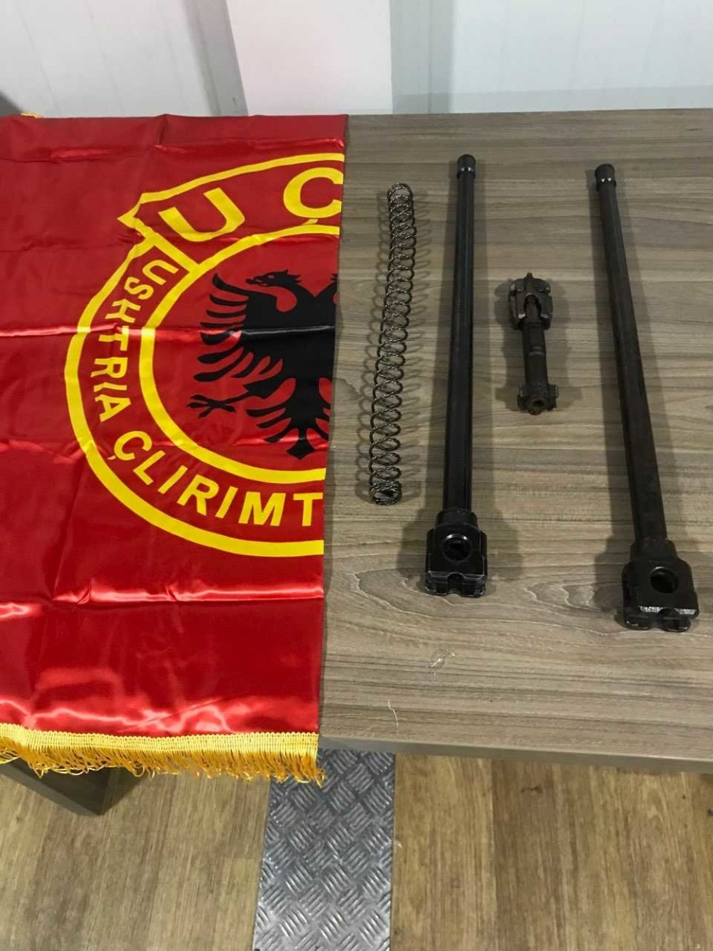 Carinici zaustavili Albance s Kosova, kada su pretresli automobil počelo da ispada TEŠKO NAORUŽANJE! Probali da se izvuku MITOM!