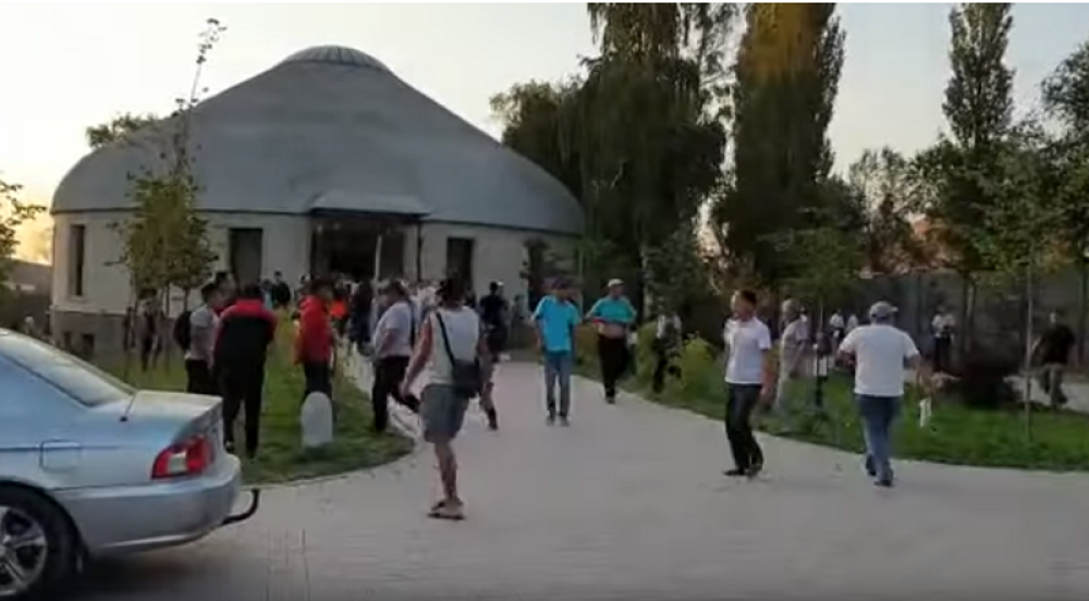 Specijalac ubijen, oružane snage opkolile bivšeg predsednika, opšti HAOS U DVORIŠTU TRAJE SATIMA! (FOTO, VIDEO)