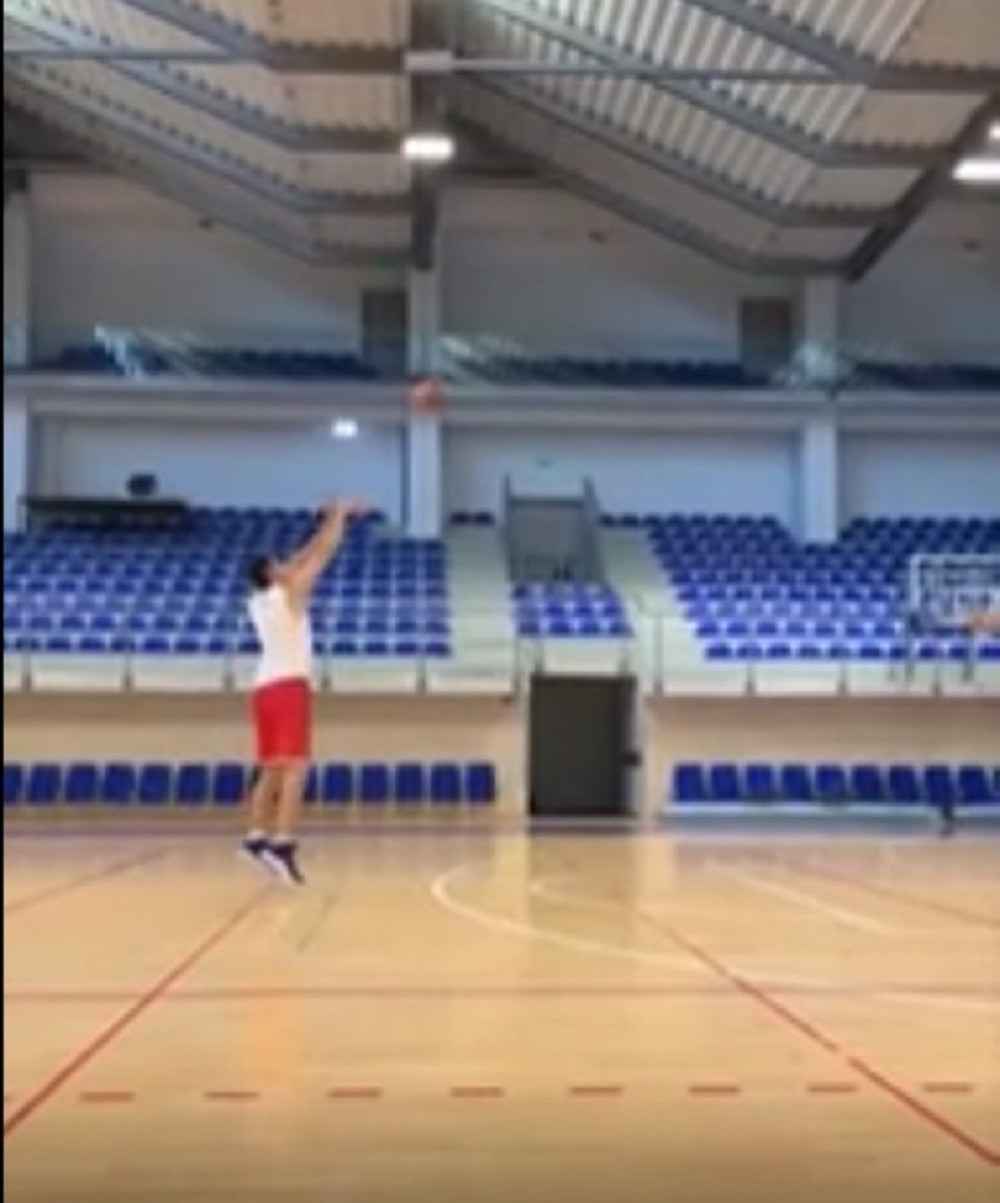 Sa polovine terena, parkinga i iz druge dvorane, Marjanović pocepao mrežice! (VIDEO)