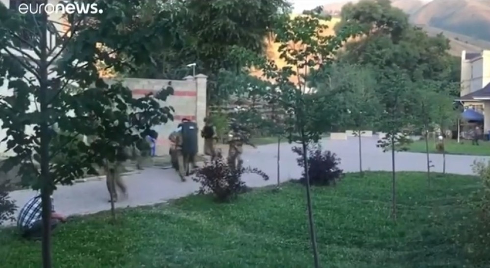 Više od 200 do zuba naoružanih milicajaca juriša na palatu bivšeg predsednika!