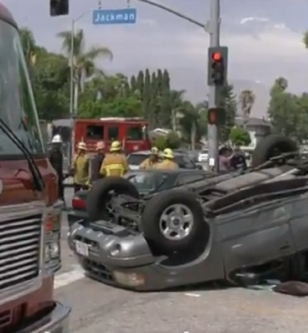 Popularni glumac spasao ŽIVOT DEČAKU u stravičnom udesu! Automobil se prevrnuo na krov, prolaznici VRIŠTALI (VIDEO)