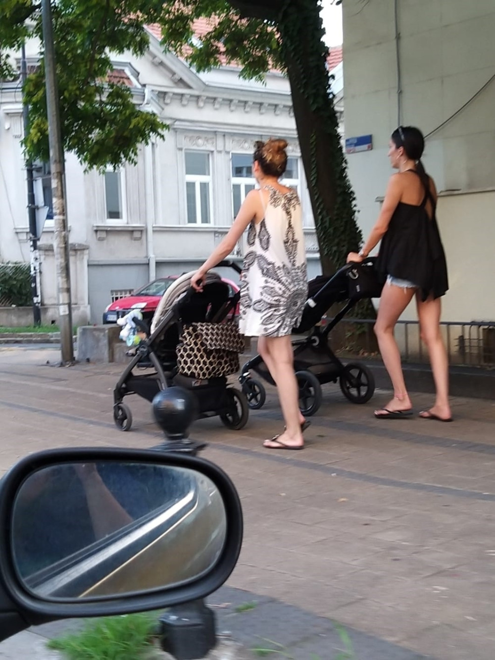 Jelisaveta Orašanin uhvaćena na depilaciji, a onda otišla u šetnju sa ćerkom!