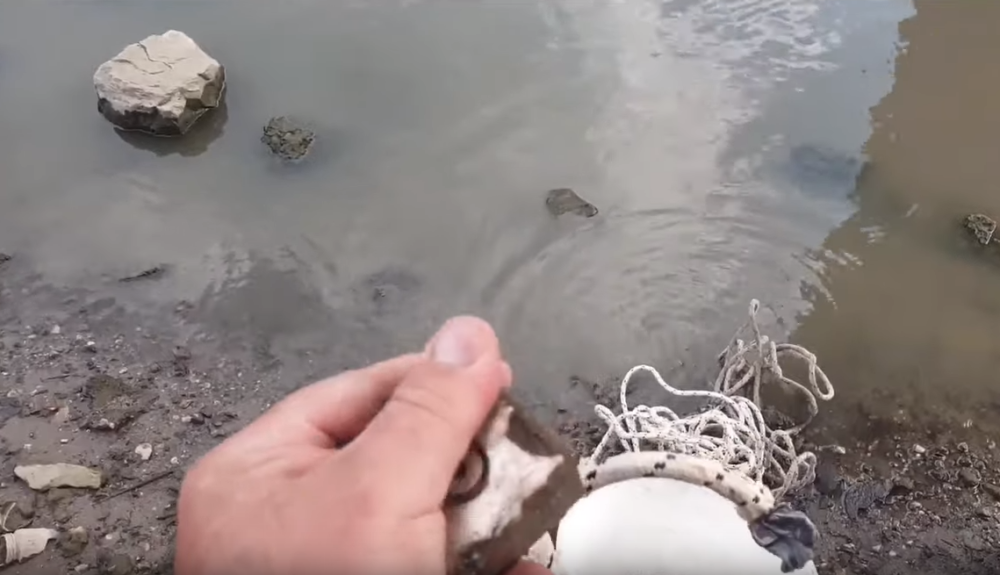 Čovek "pecao" magnetom i izvukao nešto što je i te kako privuklo policiju! OVO ĆE OTKRITI MNOGO TOGA?! (VIDEO)