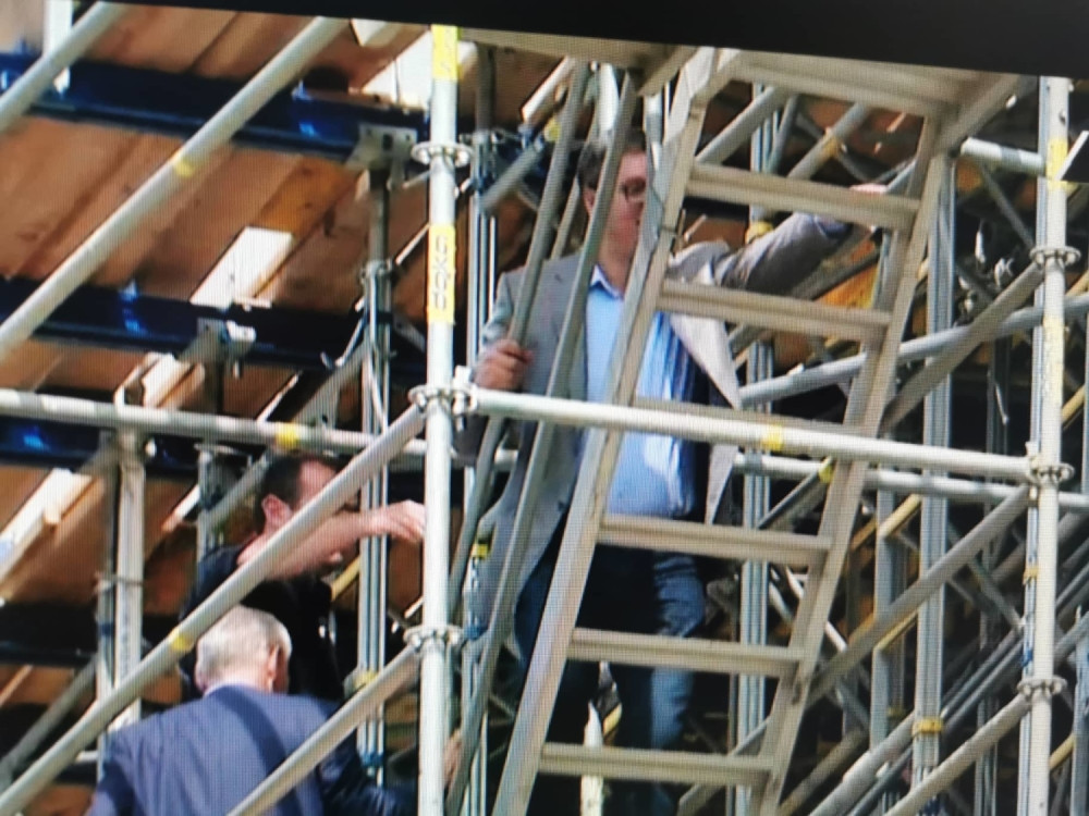 Vučić pobegao obezbeđenju, novinarima rekao - STANITE! Krenuo da se penje, ljudi počeli da vrište! (FOTO)
