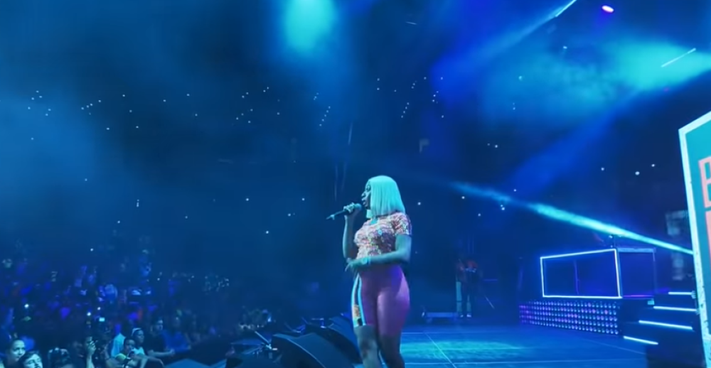 Na TRUDNU pevačicu ispaljeno 14 metaka iz automobila u pokretu! Njen dečko je sve organizovao? (VIDEO)