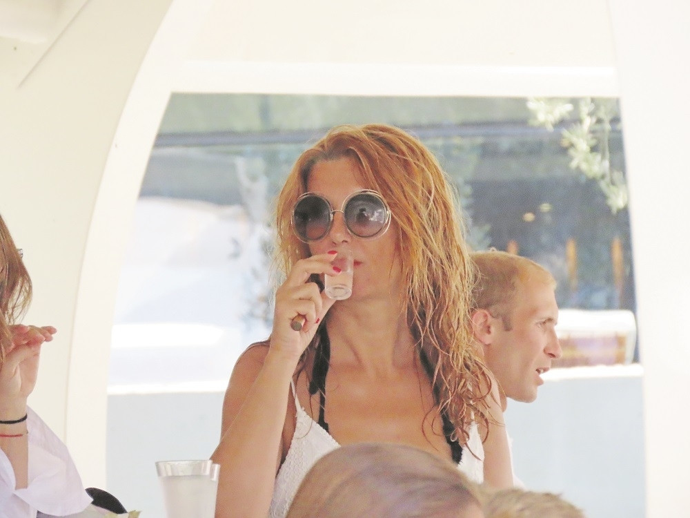 Vesna Dedić uhvaćena na crnogorskom primorju, pronašla odličan način da se rashladi! (FOTO)