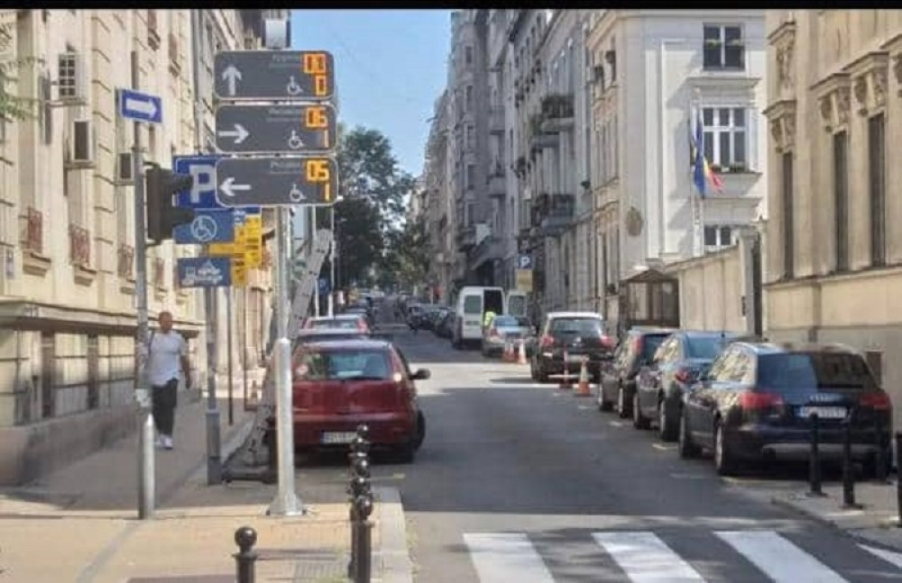 Vesić: Završeno postavljanje 2.125 parking senzora i 66 novih tabli