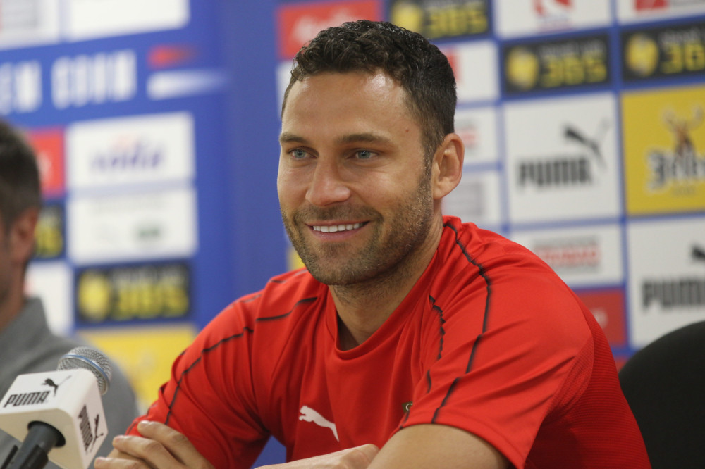 Duško Tošić je na korak od crveno-belog dresa, a sada je objavio fotografiju koja verovatno neće biti po volji vernim fanovima! (FOTO)