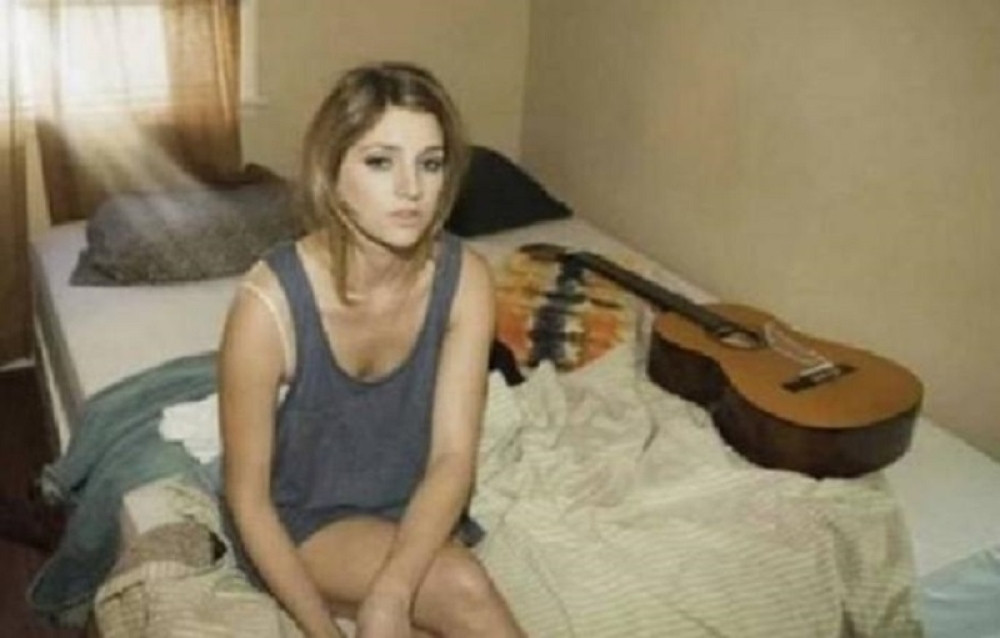 Poslala mužu fotografiju sa poslovnog puta: Kad je primetio jedan detalj, iste sekunde je tražio RAZVOD! (FOTO)