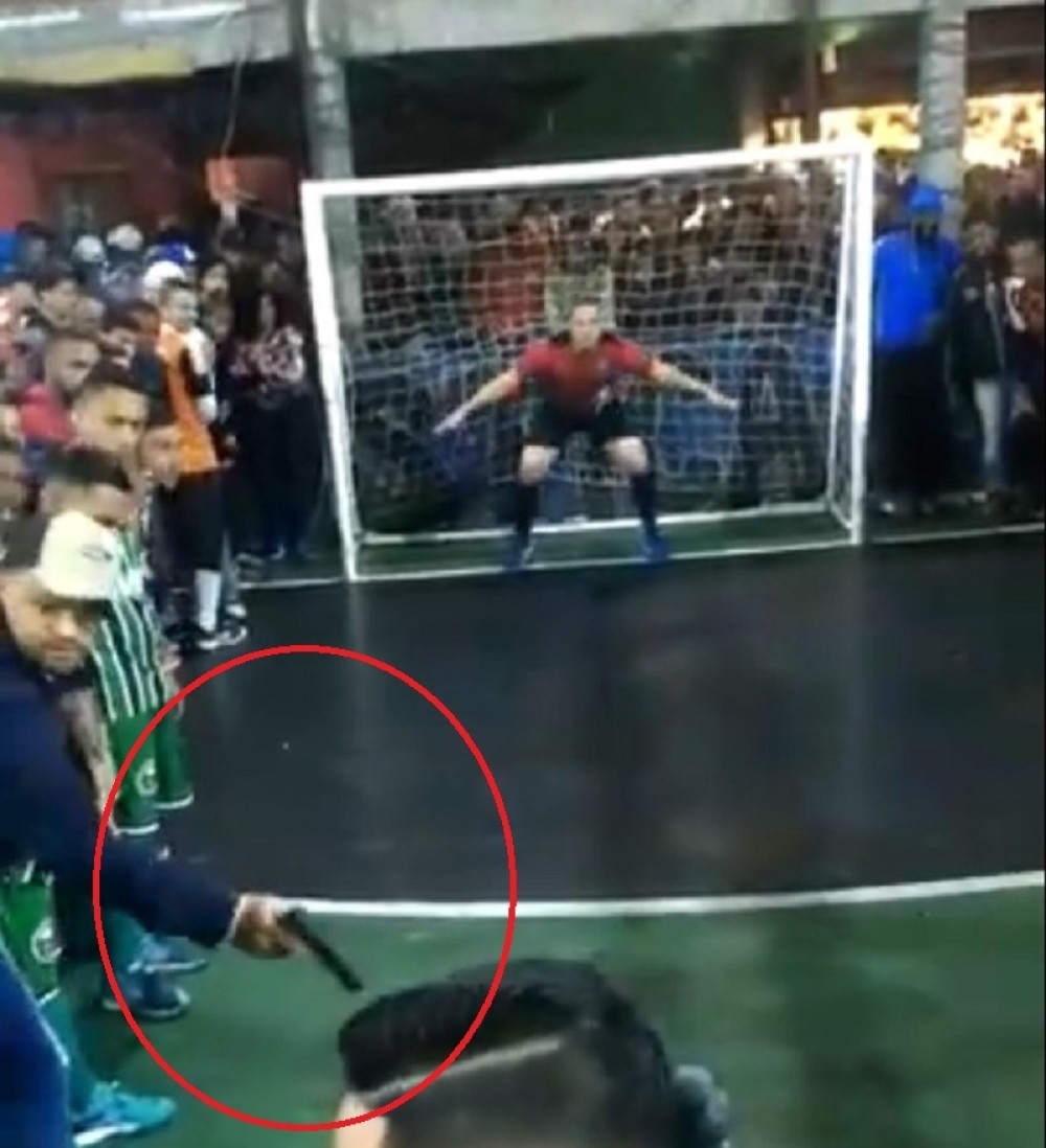 Ovakav pritisak nije ni u finalu Lige šampiona! Pucao zadnji penal na meču dok mu je u nogu bio uperen pištolj! (VIDEO)