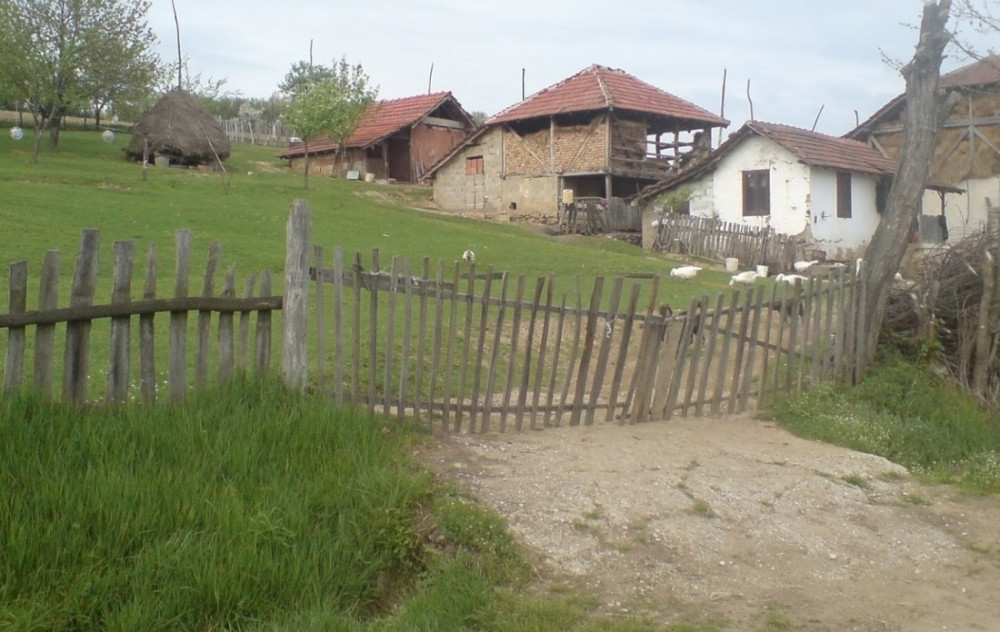 Od ubice ni traga ni glasa, a meštani imaju četiri JEZIVE teorije o masakru! Od jedne ćete PRETRNUTI! (FOTO UBIJENOG)